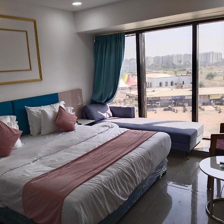 Hotel The Vital Surat Exterior foto