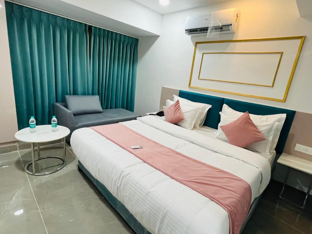 Hotel The Vital Surat Exterior foto