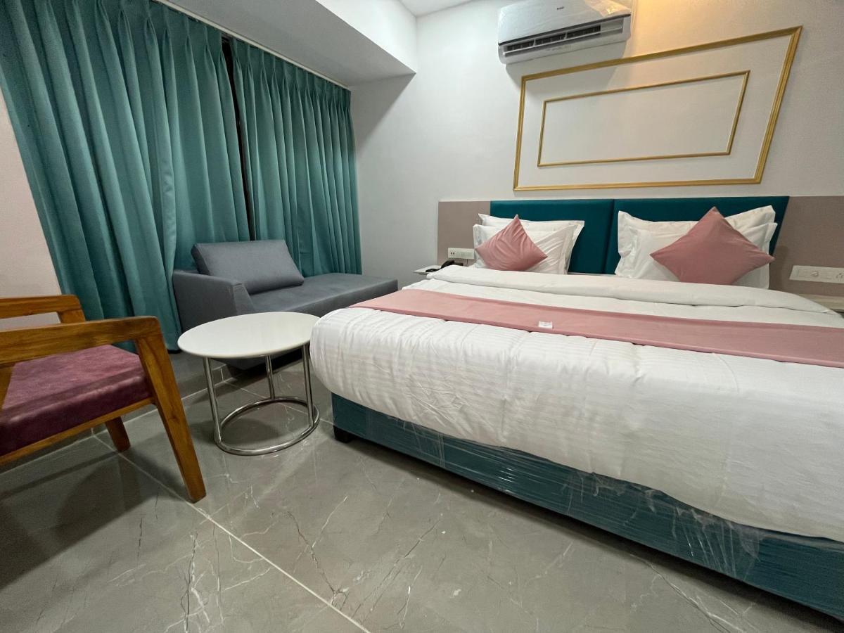 Hotel The Vital Surat Exterior foto