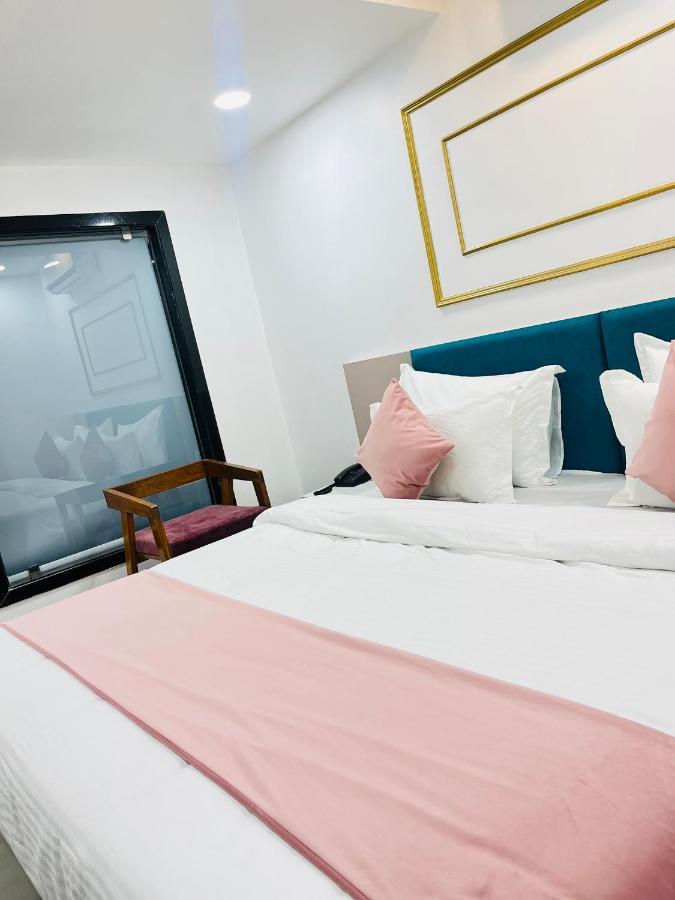Hotel The Vital Surat Exterior foto