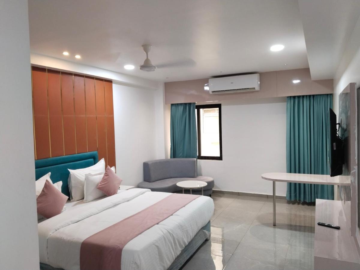 Hotel The Vital Surat Exterior foto